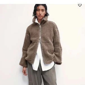 Teddy jacka hm - Säljer den bruna Teddy jackan från hm i strl xs