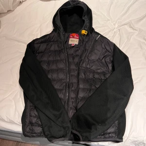 Parajumpers cardigan - Säljer min parajumpers cardigan då jac inte längre använder den Den är i storlek xxl men sitter som L så typ 180-185cm.  Skriv vid funderingar 