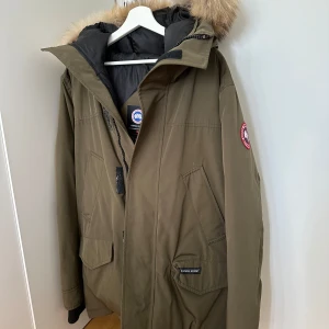 Canada Goose Parka - Säljer en Canada Goose Parka jacka med avtagbar päls i khaki färg i storlek L, passar bra till nån som vill ha lösare storlek M också. Väldigt lite använt, är i bra skick.