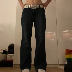Lee jeans  - Ett par Jean i hyfsad bra skik som är lite slitna längst nere i kanten men inga fläckar eller något annat säljer för dom inte är min stil och dom är väldigt stora på mig