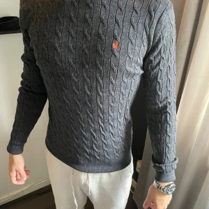 Tröja - Morris - Tja! Säljer min super fina tröja från Morris, använd fåtal gånger så i nyskick. Köpt för ca 1500kr. Kom privat för mer frågor eller bilder 🫡