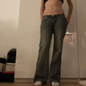 Jeans  - Dom är hyfsat nya köpta i våras inga hål och typ en jätte liten fläck skriv om man vill se. Nya 590kr