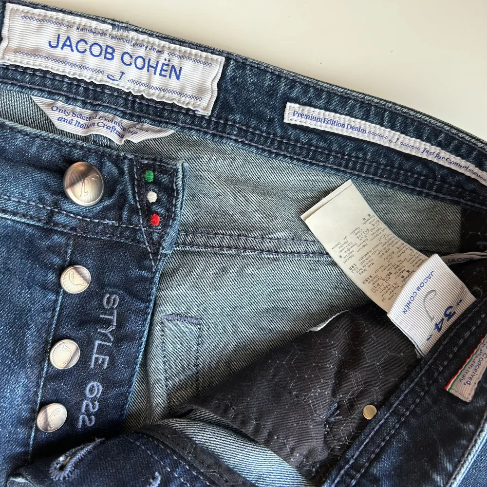 | Riktigt snygga Jacob Cohen Jeans i nyskick | | Modellen är 187 cm, 83 kg. Måtten finns |  | Nypris ligger på 5000kr, Scarfen medförljer | | Vid intresse är det bara att skriva i Dm 😁⭐️| . Jeans & Byxor.