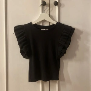 Volangtopp zara - Volangtopp från zara i storlek S!💕😇