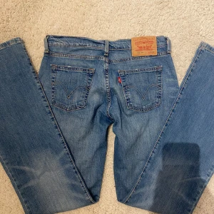 Levi’s 529 low flare - Lågmidjade jeans från Levis modell 529, storlek W30 L36. Passar dig med långa ben! Innerbenslängd 87.  Superfint skick.  Byxorna är fel markerade på lappen i bak, skriv för mer info.