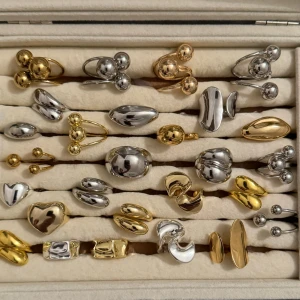 Silverfärgade ringar med klotdesign - Säljer ett set med stilrena silverfärgade ringar. Varje ring har en unik design med klotformade detaljer som ger en modern och elegant look. Perfekt för både vardag och fest!( styck pris)