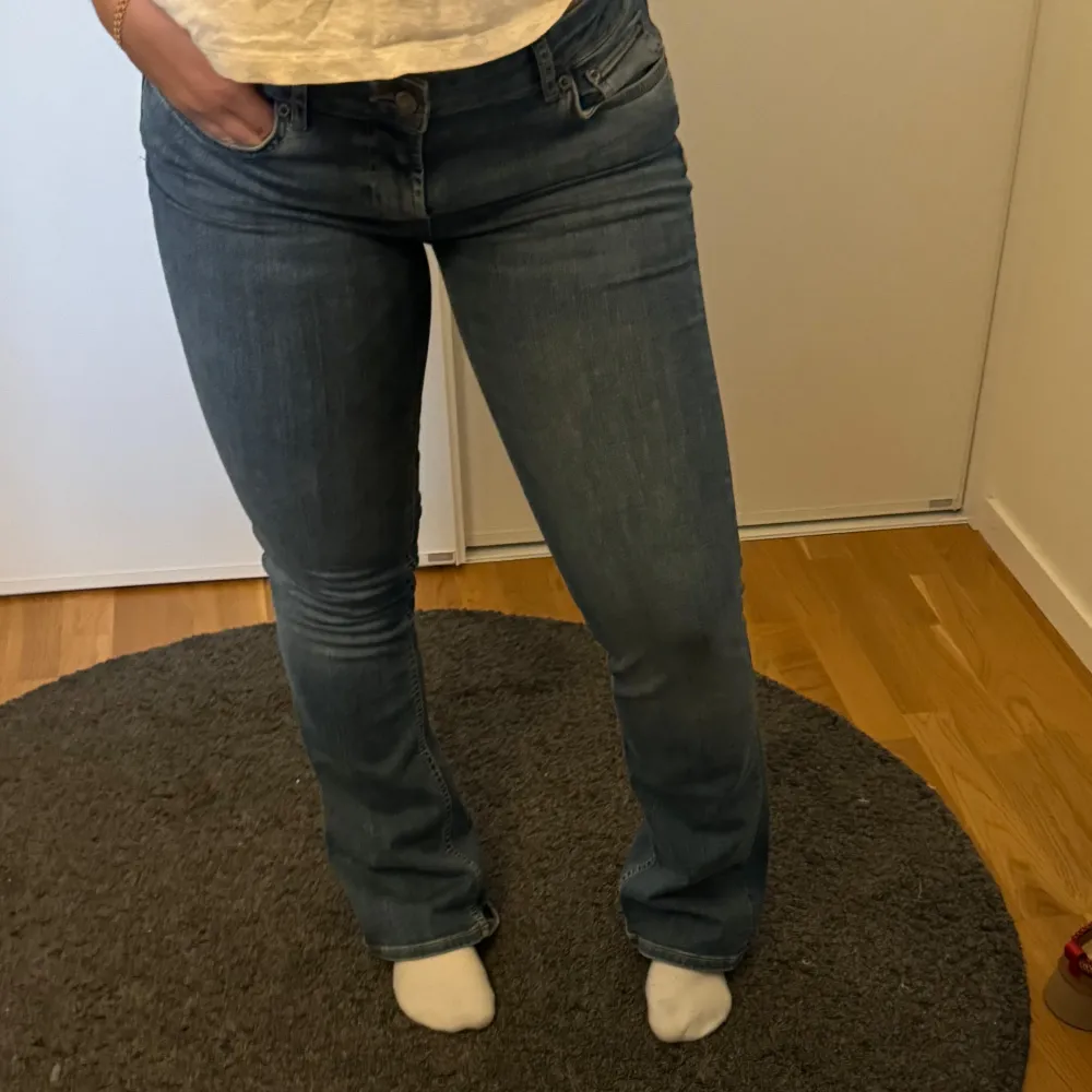 Bootcutjeans från zara, storlek 38. Nyskick. Jeans & Byxor.