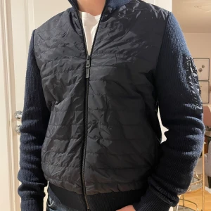 J. Lindeberg cardigan  - Säljer min J. Lindeberg cardigan jacka i ett bra skick. 