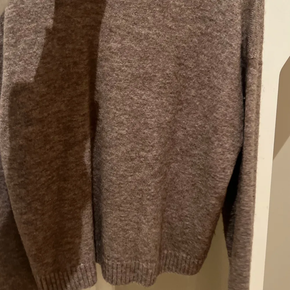Säljer denna stickade tröja då den inte används längre❤️tröjan är i storlek S🫶säljer den för 350kr. Neuletakit & Villapaidat.