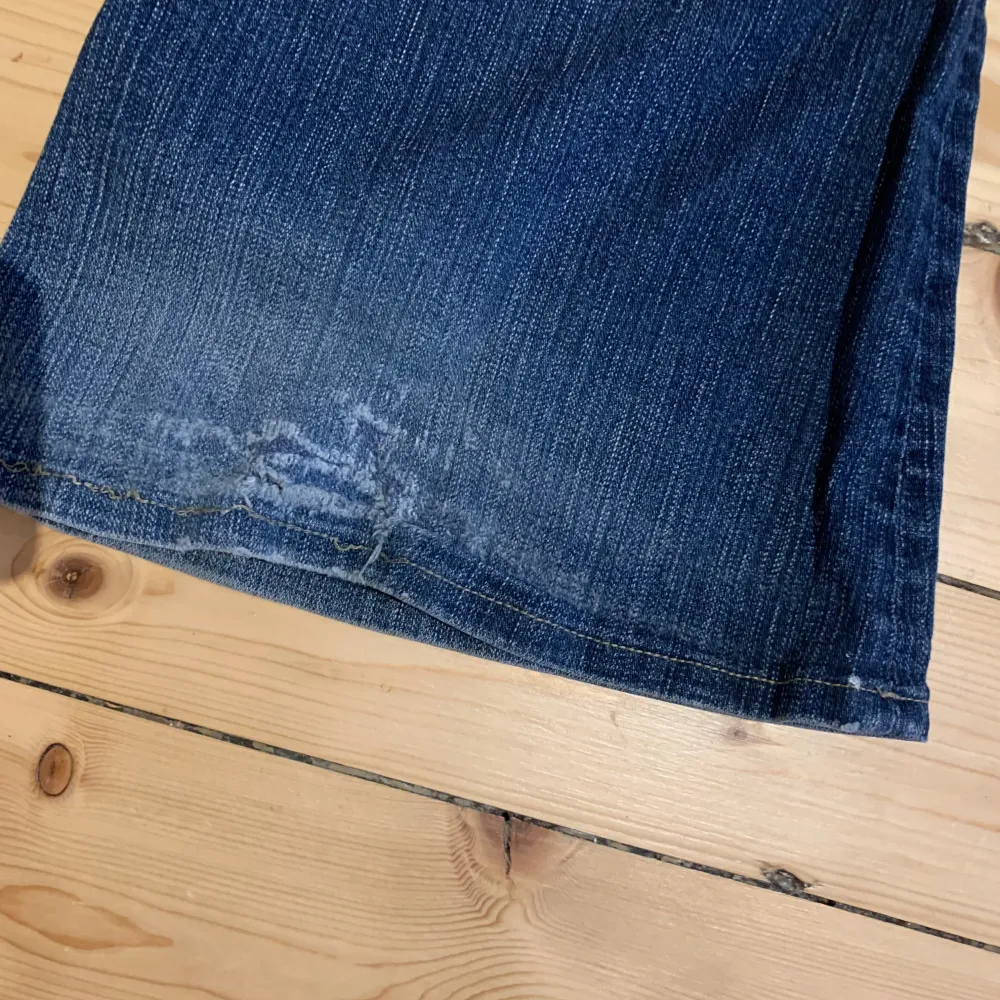 Bootcut True Religion jeans Slitna nere vid byxbenen, annars i gott skick. Jeans & Byxor.