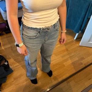 Blå zara jeans🥰 - Säljer skitsnygga ljusblå jeans från Zara i storlek eu36😍