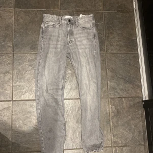 Jack&jones jeans - Säljer ett par nästan nya Jack and Jones jeans modell: loose chris. Säljer de för de är för strora i midjan. Säljer de för 299 för jag tycker det är rimligt efter som de är knappt använda!