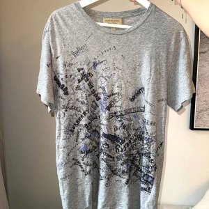 Burberry Tshirt  - Cool Burberry T-shirt med graffiti tryck