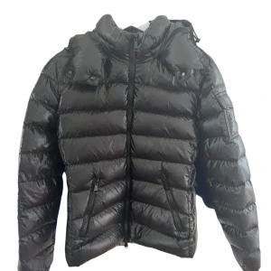 Moncler baddy Jacka - Super fin jacka i jätte bra skick. Storlek 2 vilket motsvarar en S (går att gå in på monclers hemsida och göra en storleks guide). Jackan är kontrollerad av en expert och självklart äkta med QR kod    
