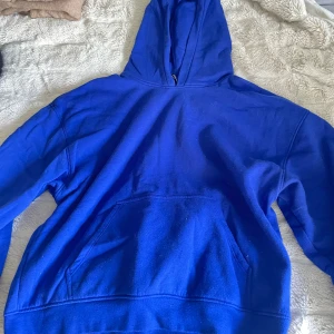 Mörkblå hoodie  - Mörkblå hoodie från hm