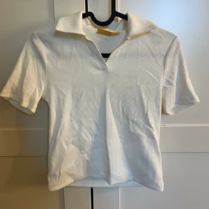 Vit tröja - Jättefin men har tyvärr blivit lite liten.