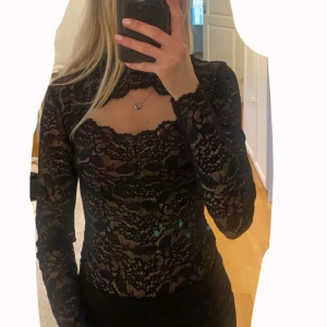 Spetstopp - Spetsbody strl XS. Exakt som den på första bilden men i röd. Det är rött tyg under spetsen överallt förutom på ärmarna så den är inte genomskinlig. Aldrig använd. Vid frågor/fler bilder skriv! Tar emot prisförslag❤️