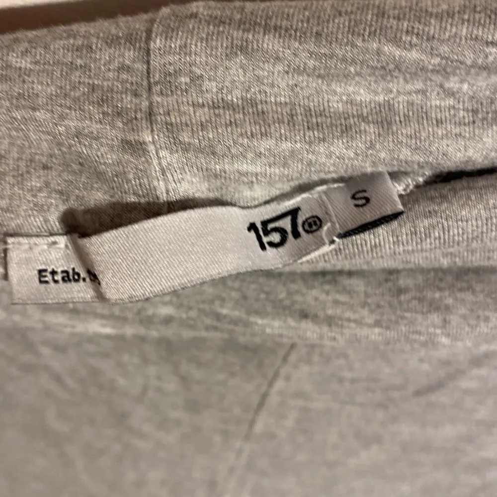 Säljer ett par superbekväma grå Joga pants från 157. De är perfekta för en chill dag hemma eller för en avslappnad stil ute. Ganska stora i storleken . Jeans & Byxor.