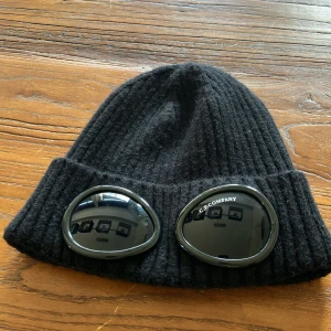 Cp company mössa - Säljer nu min cp company mössa eftersom den inte kommer till användning. Använd 2 gånger. Skick 9/10 Hör av er vid funderingar:)