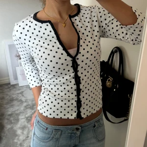 Prickig Trekvartsärmad kofta ❤️‍🔥 - Prickig Trekvartsärmad kofta i storlek s💗💗