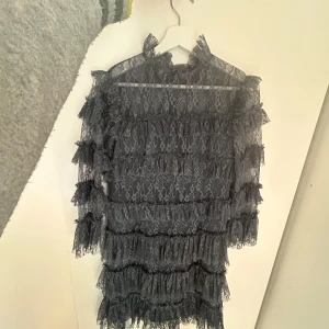 By Malina klänning 💗 - Jättefin By malina klänning med superbra skick, använd ca 2 gånger. Den har inga defekter och är som ny. ❣️Ny pris är runt 2500-2800 kronor, kan sälja för 1600. 