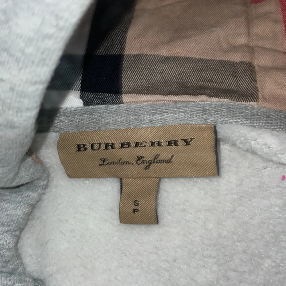 Burrberry hoodie perfekt för kalla vädret. Har använt den får par gånger, det finns inga skador på den. Helt fräsch. Storlek S, finns att köpa i Västerås men kan även frakta. Kan även diskutera priset. Hoodies.