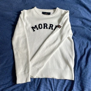 Vit Morris tröja  - Hej, säljer denna trendiga Morris tröja i XS men mer åt S hållet! Den är i nästan helt nytt skick med inga fläckar. Hör gärna av dig om frågor eller prisförslag 👍🔥