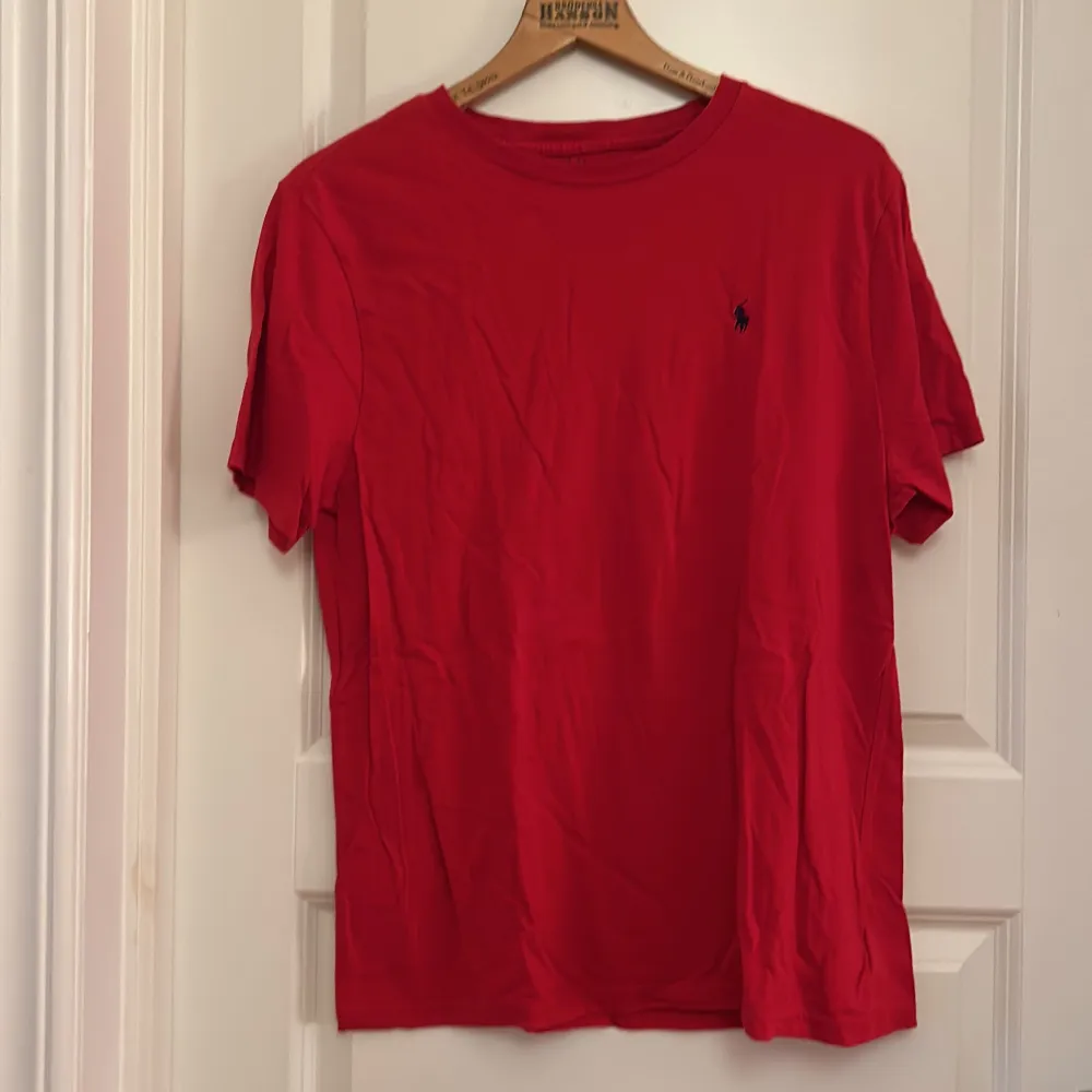 Säljer denna Ralph lauren t-shirt efter som jag inte använder den längre Fint skick  Mitt pris 300 Storlek xl passar mig som är 182 perfekt. T-shirts.