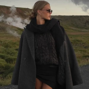 Stickad tröja - Sjukt fin kabelstickad tröja, som tyvärr inte kommer till användning. Storlek XXS, men skulle säga att den är ganska oversize & kan passa storlekar upp till M, beroende på hur man vill att den ska sitta! (Första bilden är lånad)🤍