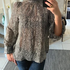 Blus  - Fin blus, stor i storleken💕
