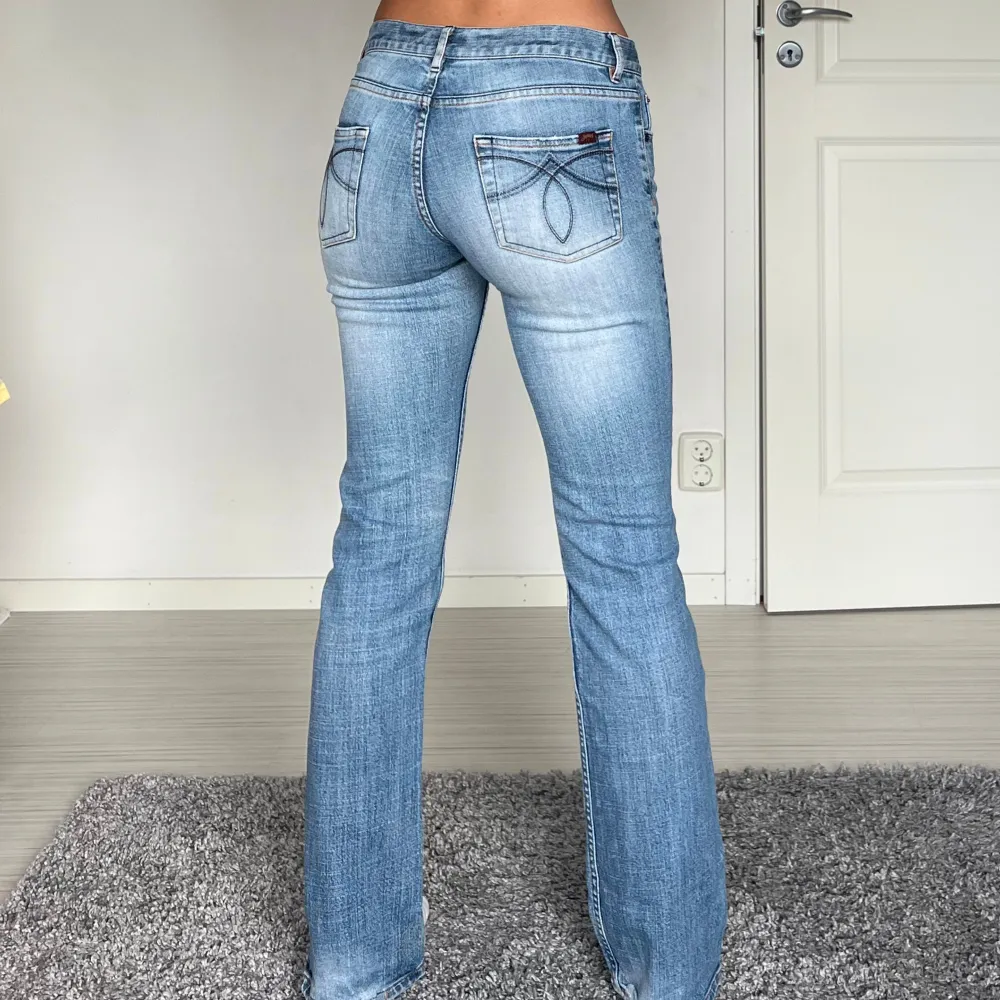 Midjemått: 38cm rakt över, innerbenslängd: 79cm 💕. Jeans & Byxor.