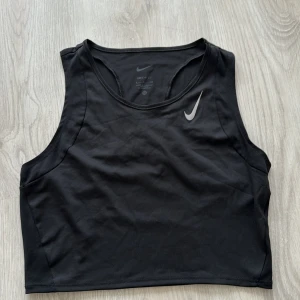 Nike tränings topp - Lätt träningslinne från nike använt en gång