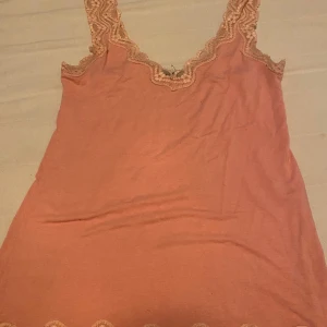 Linne  - Säljer detta linne från 90-2000 talet då den är efter min mamma är från H&M lite noppriga men inget man tänker på skriv vid mer frågor 🩷