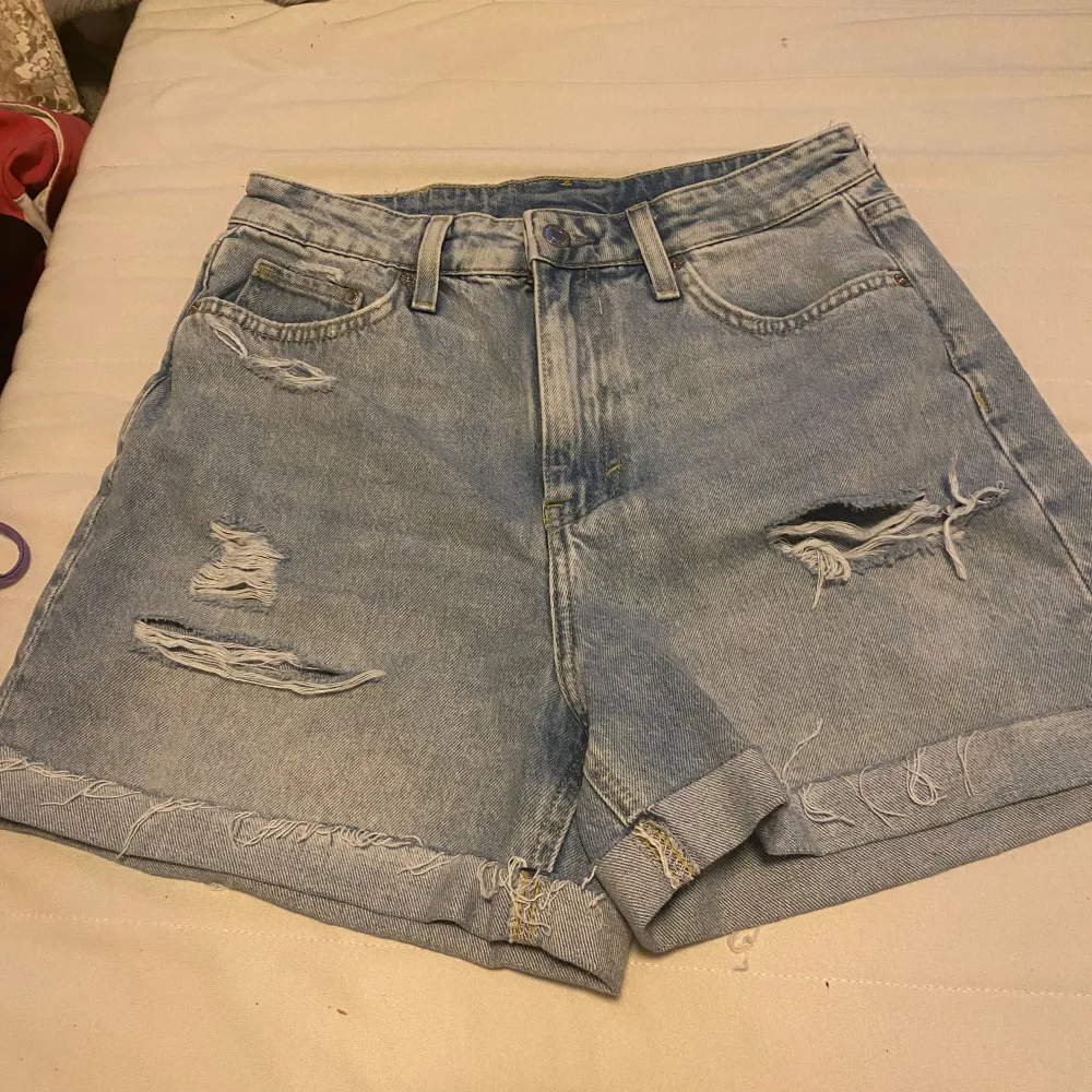 Säljer detta fina par shorts från H&M som är för små köptes förra året ganska små i storleken för mig som brukar 36 . Shorts.