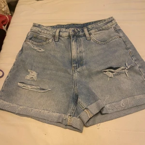 Shorts  - Säljer detta fina par shorts från H&M som är för små köptes förra året ganska små i storleken för mig som brukar 36 