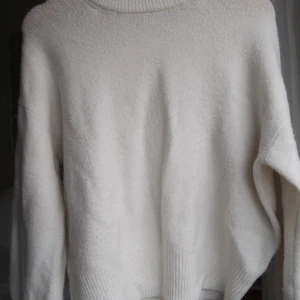 Krämvit stickad tröja - Fint skick, har blivit lite nopprig. Storlek M, avslappnad i modellen.