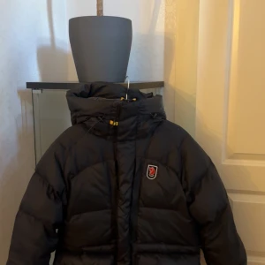 Fjällräven jacka/vinterjacka - Säljer nu min varma fjällräven jacka då den inte passar längre,det är en äldre modell av Expedition serien.De ända negativa med jackan är att original dragkedja flärpen gick sönder men har ersätt men en annan och ena fickan går inte att stänga