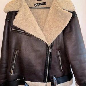 Höstjacka🍂🍁 - Köpt för ett år sedan och i utmärkt skick. Oversized, fluffig på insidan men vattentålig på utsidan!