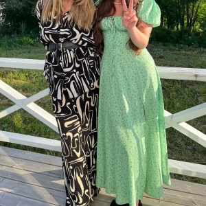 Plisserade finbyxor - Plisserade finbyxor i abstrakt mönster från märket Extro & Vert. Del av set, i väldigt fint skick!