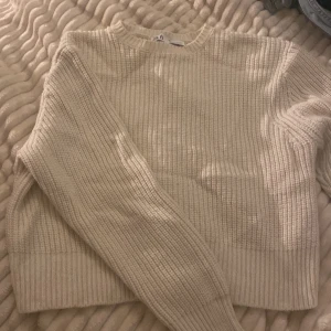 Stickad tröja  - Tjock beige stickad tröja 