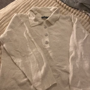 Stickad tröja  - Vit mysig stickad tröja med silver knappar 