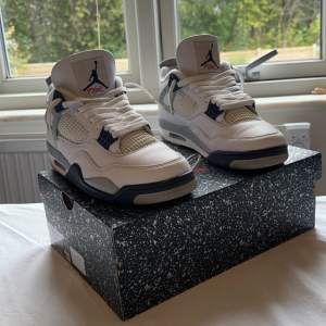 Ett par fräscha Jordan 4 midnight navy som är använda fåtal gånger, självfallet är dom äkta samt bevis på det går att lösa! 