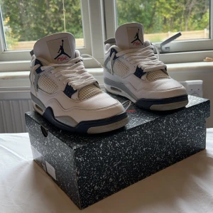 Air jordan 4 retro  - Ett par fräscha Jordan 4 midnight navy som är använda fåtal gånger, självfallet är dom äkta samt bevis på det går att lösa! 