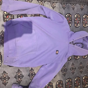 Dickies hoodie - En lila thriftad dickes hoodie!
