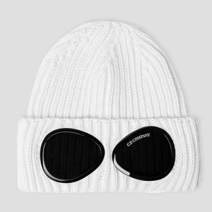 C.P Company mössa - Vit CP company mössa, fin nu till höst/vintern. Har inte använt den så värst mycket så i bra skick!