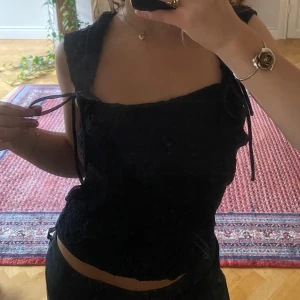 Svart söt topp - Söt topp med rosetter! Perfekt till hösten!