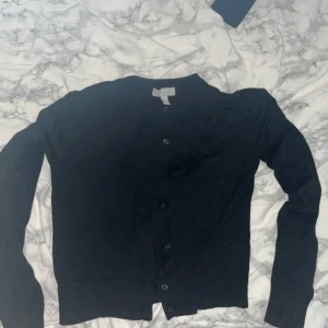 kofta  - svart kofta från h&m. storlek s men ganska liten i storleken så passar XS/S. Originalpris 179kr. Slutsåld❤️