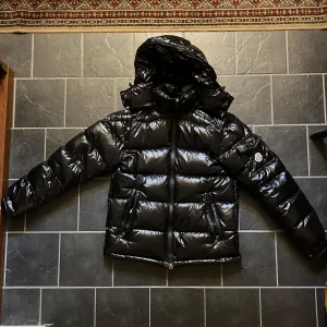 Moncler maya  - Säljer min (one to one) maya då den är för liten. Perfekt glans, nfc och qr fungerar som det ska. Använd en vinter hör gärna av dig vid minsta intresse.