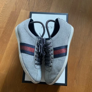 Gucci skor  - Säljer nu ett par Gucci skor. Kan självklart lösa fler bilder så tveka på att höra av dig vid frågor eller funderingar.  