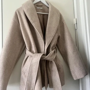 Kort beige kappa med knytskärp - Aldrig använd, extra knappar följer med